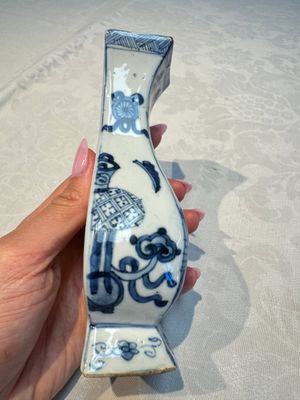 A pair of Chinese blue and white 'Antiquities' wall pocket vases, Kangxi — foto 3