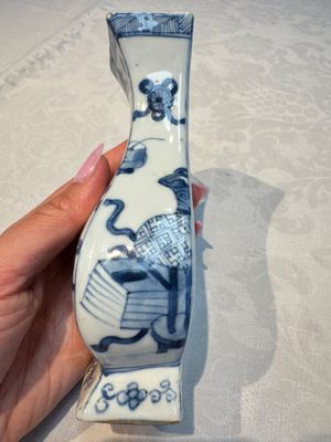 A pair of Chinese blue and white 'Antiquities' wall pocket vases, Kangxi — foto 5