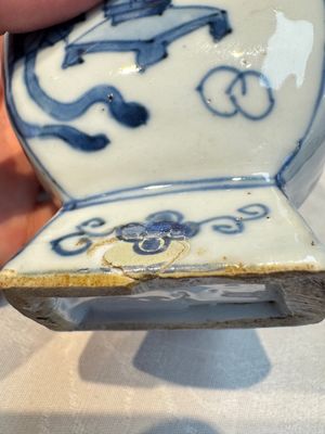 A pair of Chinese blue and white 'Antiquities' wall pocket vases, Kangxi — foto 6