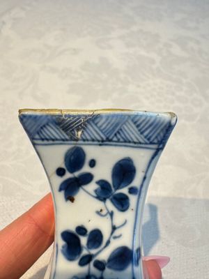 A pair of Chinese blue and white 'Antiquities' wall pocket vases, Kangxi — foto 7