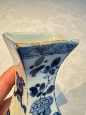 A pair of Chinese blue and white 'Antiquities' wall pocket vases, Kangxi — foto 8