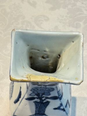 A pair of Chinese blue and white 'Antiquities' wall pocket vases, Kangxi — foto 9