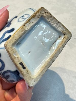 A pair of Chinese blue and white 'Antiquities' wall pocket vases, Kangxi — foto 10