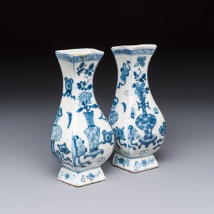 A pair of Chinese blue and white 'Antiquities' wall pocket vases, Kangxi — foto 1