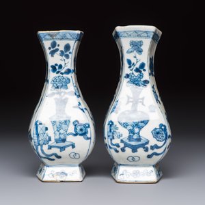 A pair of Chinese blue and white 'Antiquities' wall pocket vases, Kangxi — foto 2