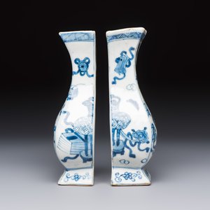 A pair of Chinese blue and white 'Antiquities' wall pocket vases, Kangxi — foto 3