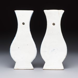 A pair of Chinese blue and white 'Antiquities' wall pocket vases, Kangxi — foto 4