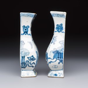 A pair of Chinese blue and white 'Antiquities' wall pocket vases, Kangxi — foto 5