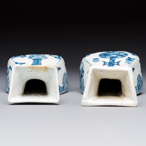 A pair of Chinese blue and white 'Antiquities' wall pocket vases, Kangxi — foto 6