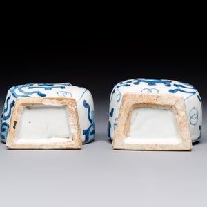A pair of Chinese blue and white 'Antiquities' wall pocket vases, Kangxi — foto 7