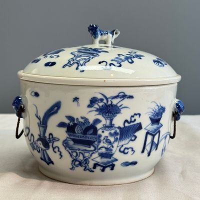 A pair of Chinese blue and white 'Antiquities' warming bowls with covers — photo 2