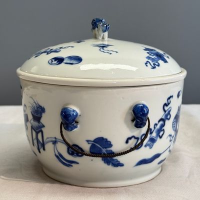 A pair of Chinese blue and white 'Antiquities' warming bowls with covers — photo 3