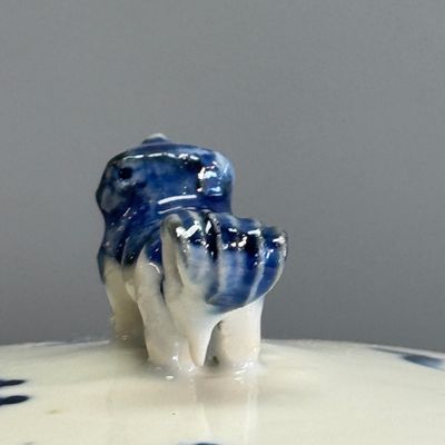 A pair of Chinese blue and white 'Antiquities' warming bowls with covers — photo 4