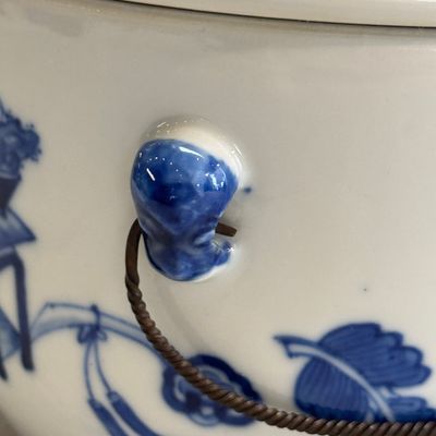 A pair of Chinese blue and white 'Antiquities' warming bowls with covers — photo 5