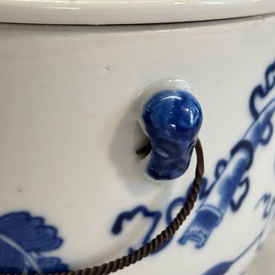 A pair of Chinese blue and white 'Antiquities' warming bowls with covers — photo 6