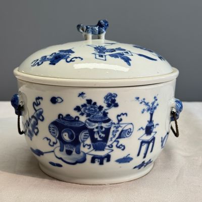 A pair of Chinese blue and white 'Antiquities' warming bowls with covers — photo 7