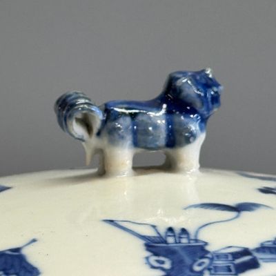 A pair of Chinese blue and white 'Antiquities' warming bowls with covers — photo 8
