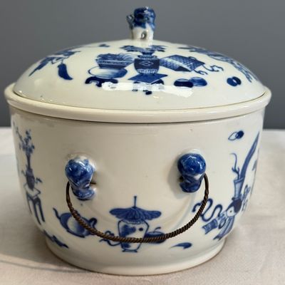 A pair of Chinese blue and white 'Antiquities' warming bowls with covers — photo 9