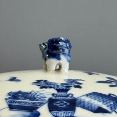 A pair of Chinese blue and white 'Antiquities' warming bowls with covers — photo 10