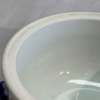 A pair of Chinese blue and white 'Antiquities' warming bowls with covers — photo 13