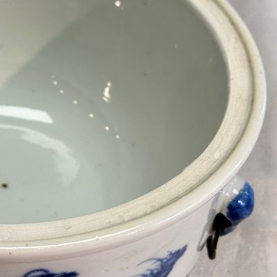 A pair of Chinese blue and white 'Antiquities' warming bowls with covers — photo 15