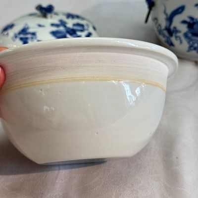 A pair of Chinese blue and white 'Antiquities' warming bowls with covers — photo 21