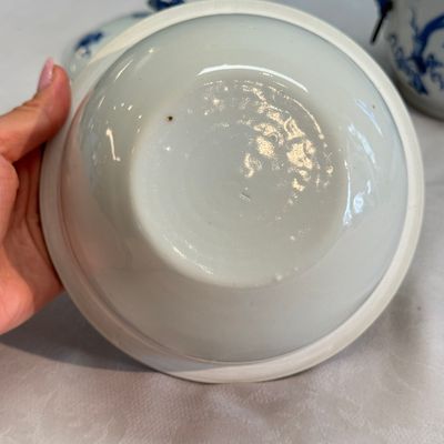 A pair of Chinese blue and white 'Antiquities' warming bowls with covers — photo 22