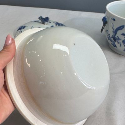 A pair of Chinese blue and white 'Antiquities' warming bowls with covers — photo 23