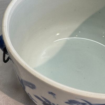 A pair of Chinese blue and white 'Antiquities' warming bowls with covers — photo 25