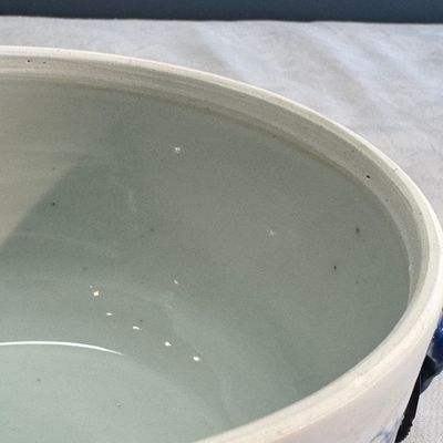 A pair of Chinese blue and white 'Antiquities' warming bowls with covers — photo 27