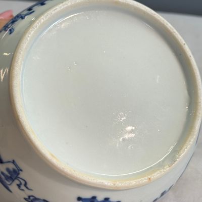 A pair of Chinese blue and white 'Antiquities' warming bowls with covers — photo 28