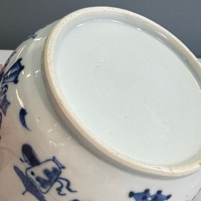 A pair of Chinese blue and white 'Antiquities' warming bowls with covers — photo 29