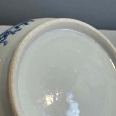 A pair of Chinese blue and white 'Antiquities' warming bowls with covers — photo 30