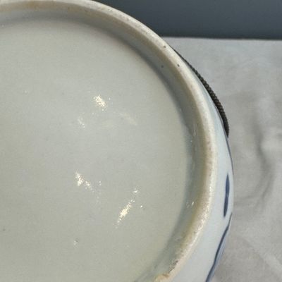 A pair of Chinese blue and white 'Antiquities' warming bowls with covers — photo 31