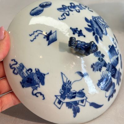 A pair of Chinese blue and white 'Antiquities' warming bowls with covers — photo 33
