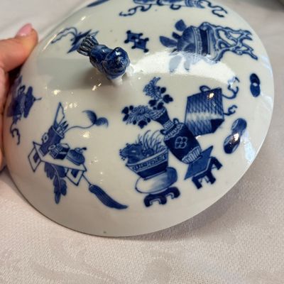 A pair of Chinese blue and white 'Antiquities' warming bowls with covers — photo 34