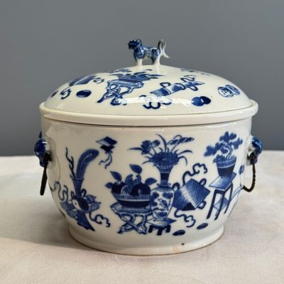 A pair of Chinese blue and white 'Antiquities' warming bowls with covers — photo 37