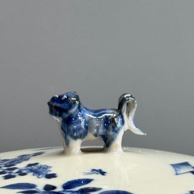 A pair of Chinese blue and white 'Antiquities' warming bowls with covers — photo 38