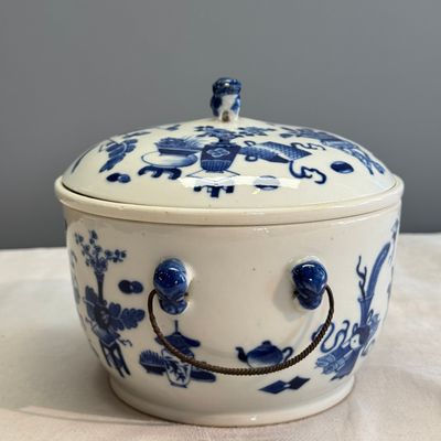 A pair of Chinese blue and white 'Antiquities' warming bowls with covers — photo 39