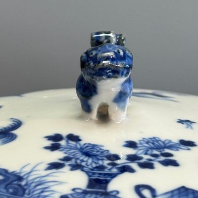A pair of Chinese blue and white 'Antiquities' warming bowls with covers — photo 40
