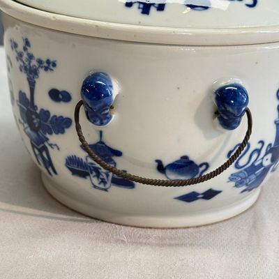A pair of Chinese blue and white 'Antiquities' warming bowls with covers — photo 41