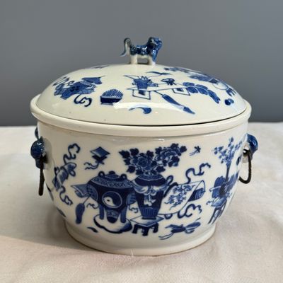 A pair of Chinese blue and white 'Antiquities' warming bowls with covers — photo 42