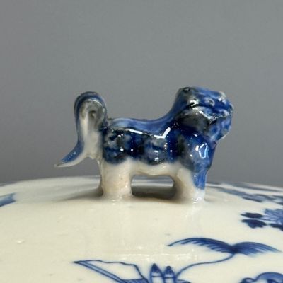 A pair of Chinese blue and white 'Antiquities' warming bowls with covers — photo 43