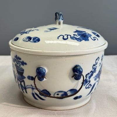 A pair of Chinese blue and white 'Antiquities' warming bowls with covers — photo 44