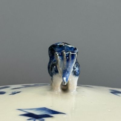 A pair of Chinese blue and white 'Antiquities' warming bowls with covers — photo 45