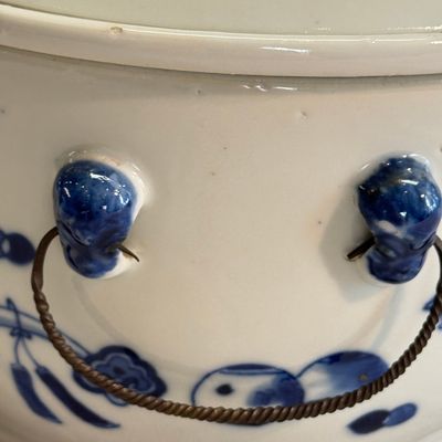 A pair of Chinese blue and white 'Antiquities' warming bowls with covers — photo 46