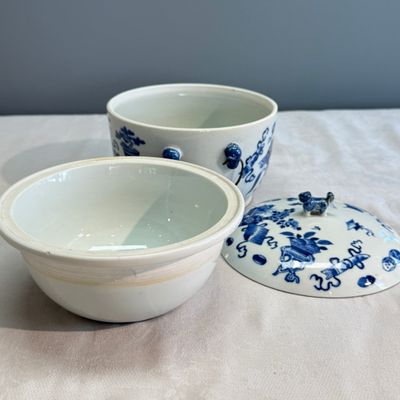 A pair of Chinese blue and white 'Antiquities' warming bowls with covers — photo 47