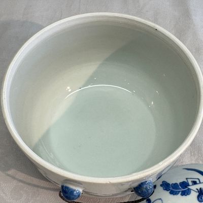 A pair of Chinese blue and white 'Antiquities' warming bowls with covers — photo 48