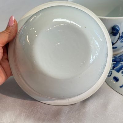 A pair of Chinese blue and white 'Antiquities' warming bowls with covers — photo 59