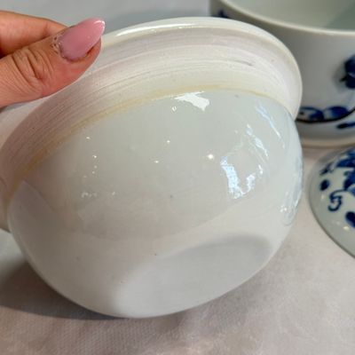 A pair of Chinese blue and white 'Antiquities' warming bowls with covers — photo 60